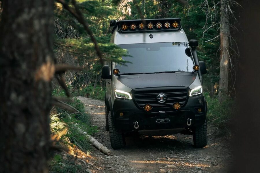 DESO buscamper van Benchmark Vehicles