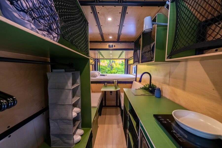 elektrische Grounded RVs G2 camper op Brightdrop bestelwagen