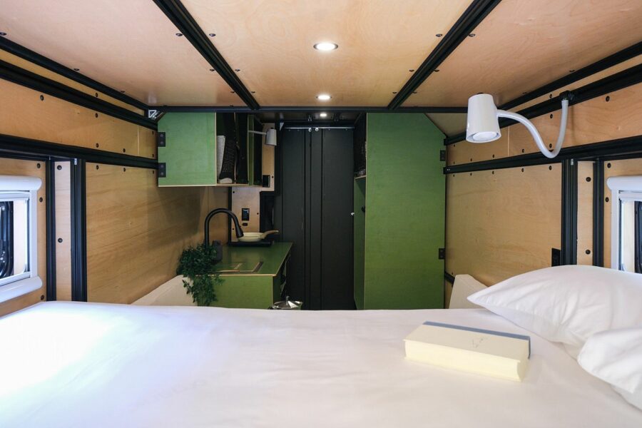 elektrische Grounded RVs G2 camper op Brightdrop bestelwagen